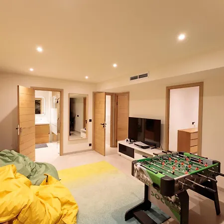 Cannes, 3 Bedrooms, Sleeps 6, Garden, 2 Bathrooms Tatil Evi *