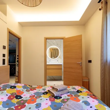 Cannes, 3 Bedrooms, Sleeps 6, Garden, 2 Bathrooms Holiday home Cannes